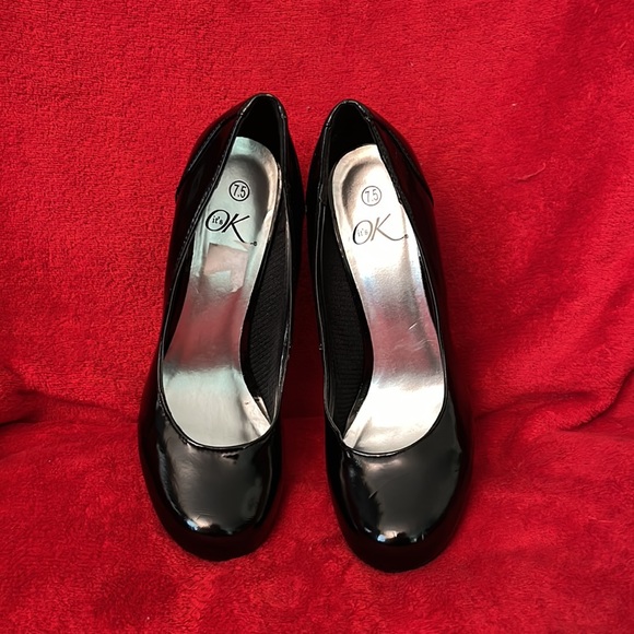 Black ‘it’s ok’ size 7.5 M high heel pumps - Picture 2 of 7